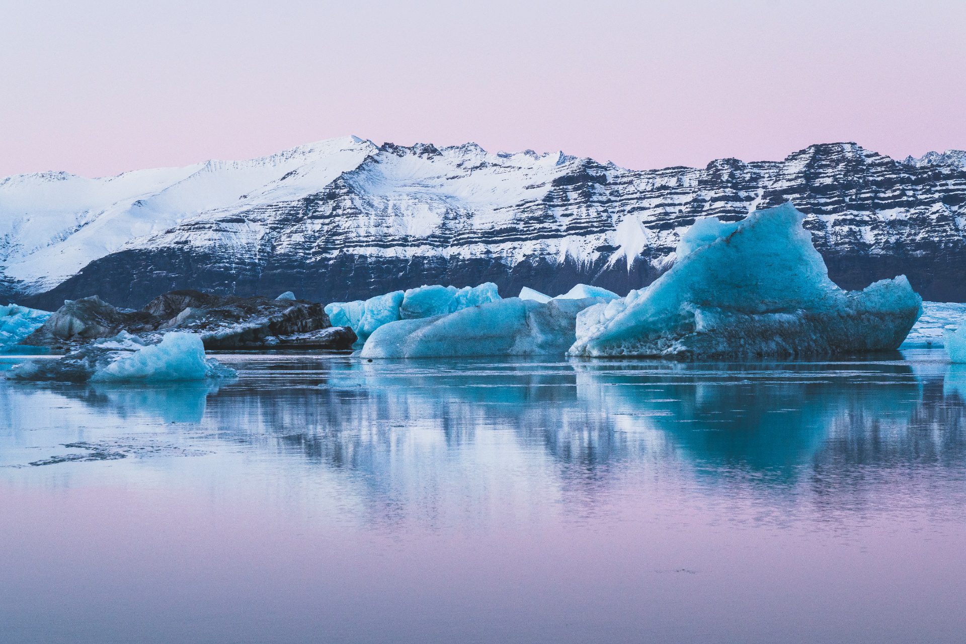 Majestuoso paisaje ártico en un viaje a Islandia con WAYAO