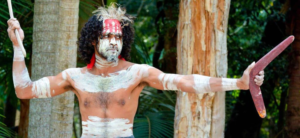 Imagen de un hombre con pintura corporal en un majestuoso viaje a Australia con WAYAO