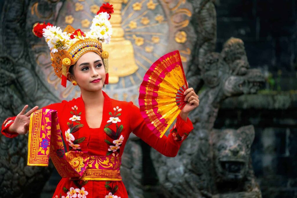Imagen de una mujer con un traje tradicional de Indonesia en un viaje a Bali con WAYAO