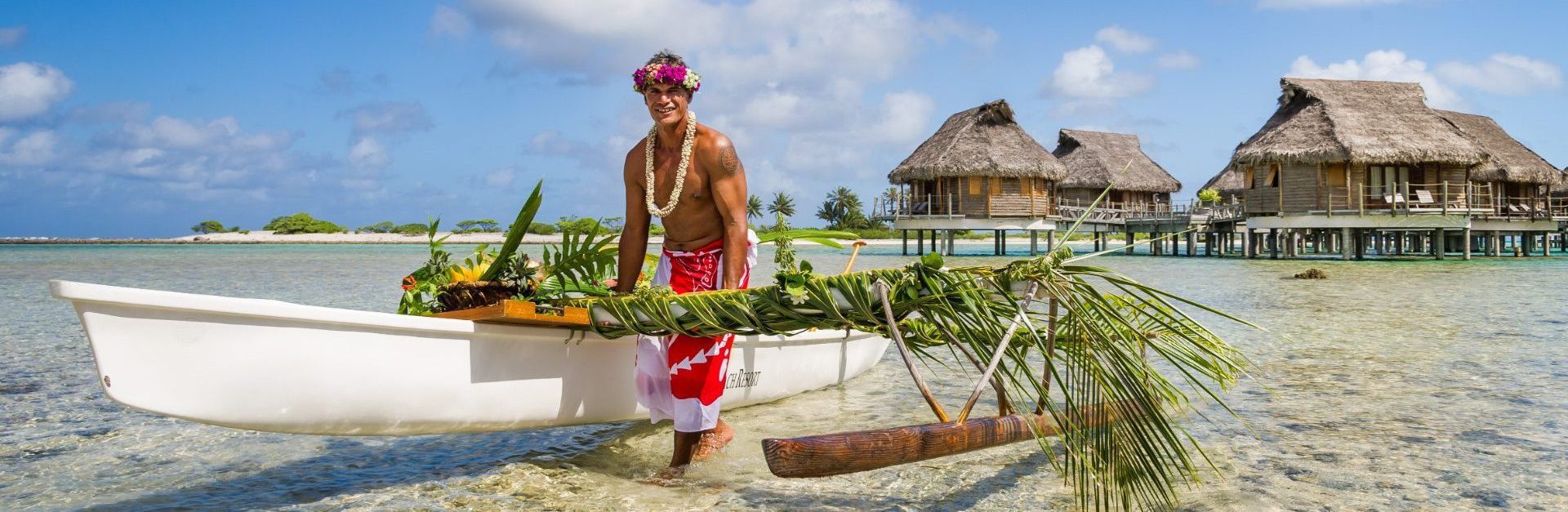 Una lancha en una playa paradisiaca durante un viaje a la polinesia francesa con WAYAO