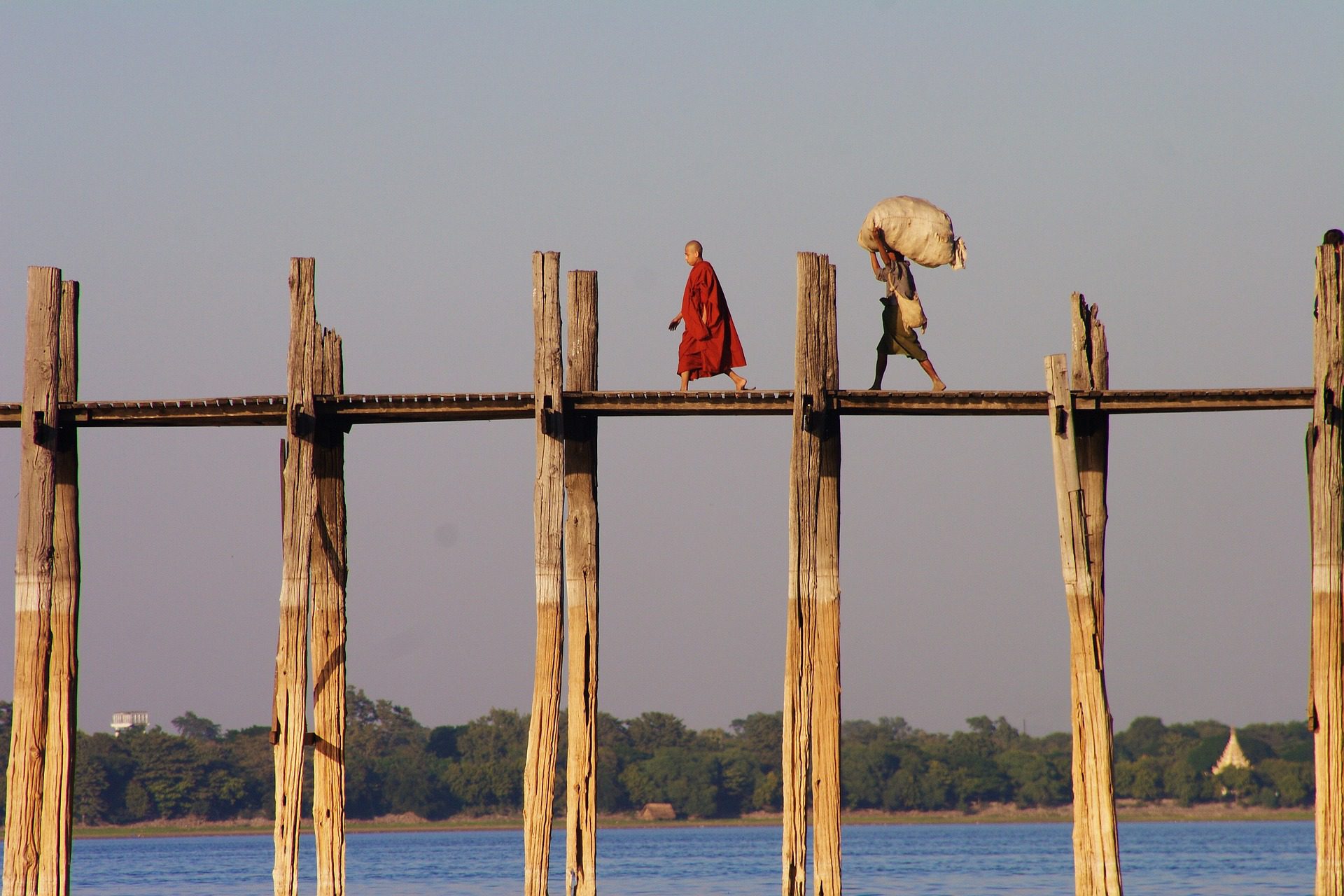 Vista de un muelle a orillas del mar en un viaje a Myanmar con WAYAO