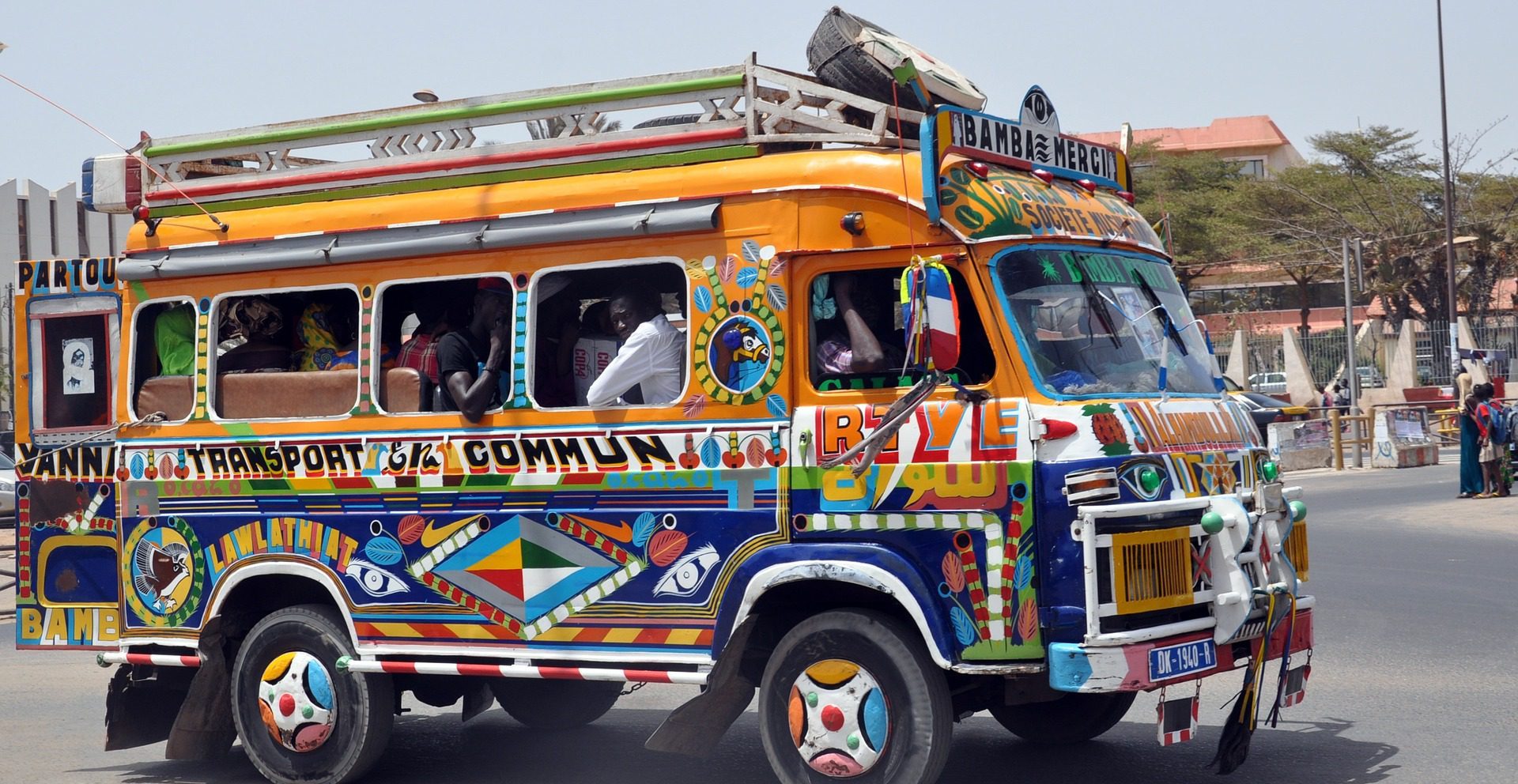 Pintoresco vehículo de pasajeros en un Viaje a Senegal con WAYAO