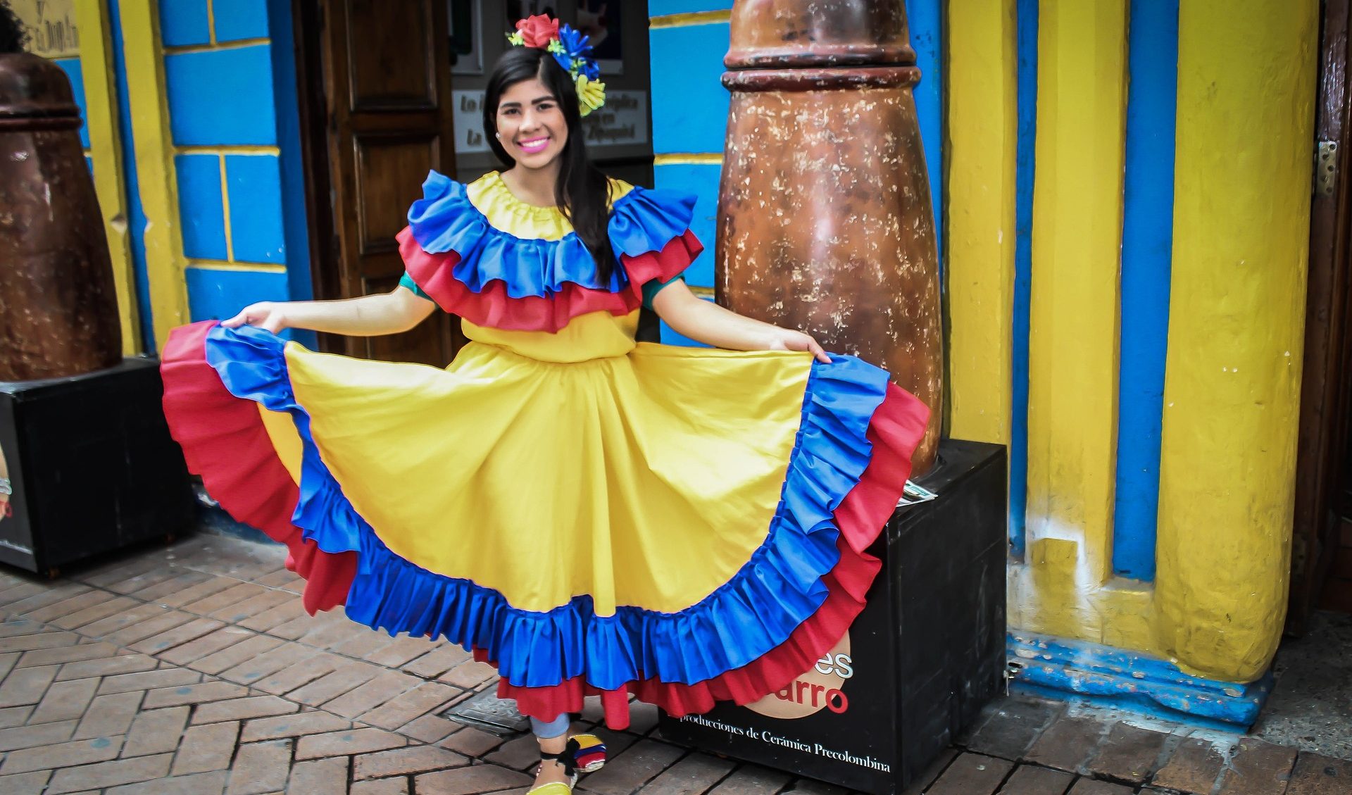 Una persona con un vestido folklórico en un viaje a Colombia con WAYAO