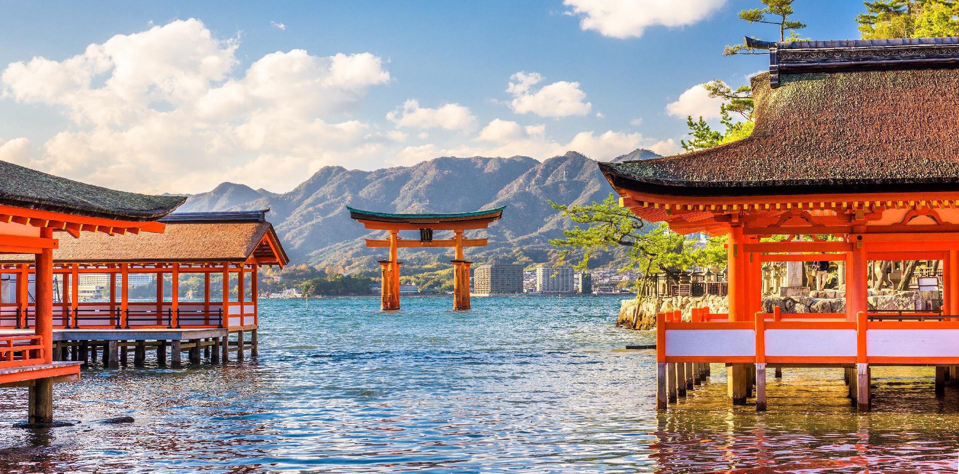 Impresionantes vistas desde el lago a antiguos templos en un viaje a Japón con WAYAO.
