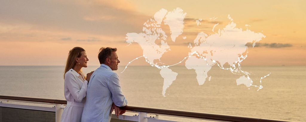 Pareja disfrutando de un crucero que da la vuelta al mundo con WAYAO