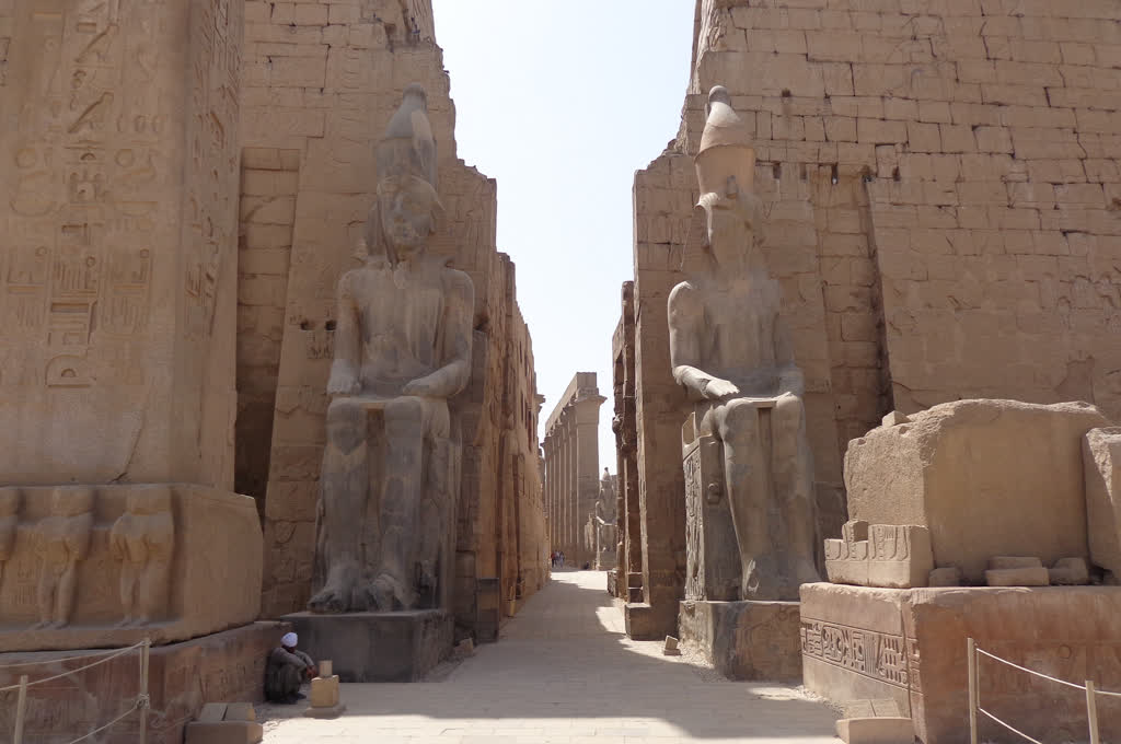 estatuas egicpcias con WAYAO