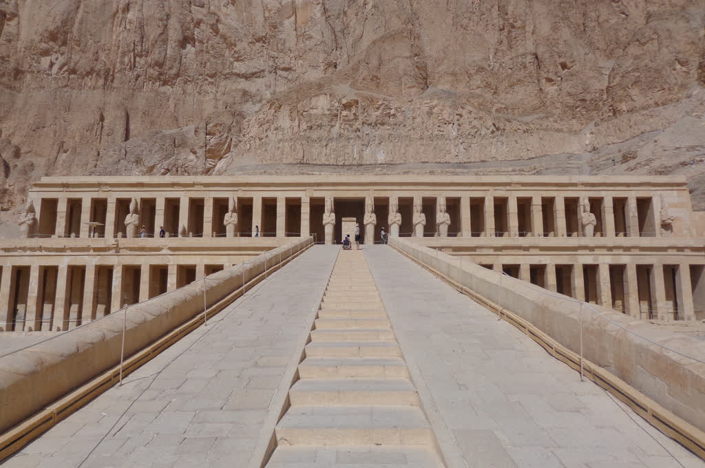 Templo egipcio con WAYAO
