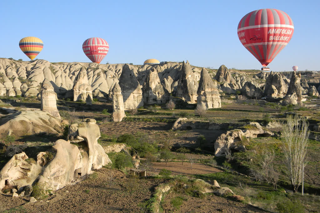 Unos globos en unas piedras con WAYAO