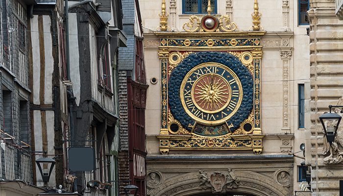 reloj de oro en una pared con WAYAO