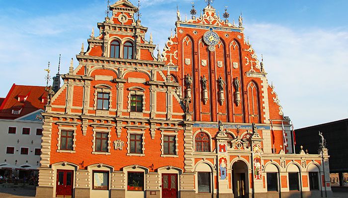 casas de color naranaja en estonia con WAYAO