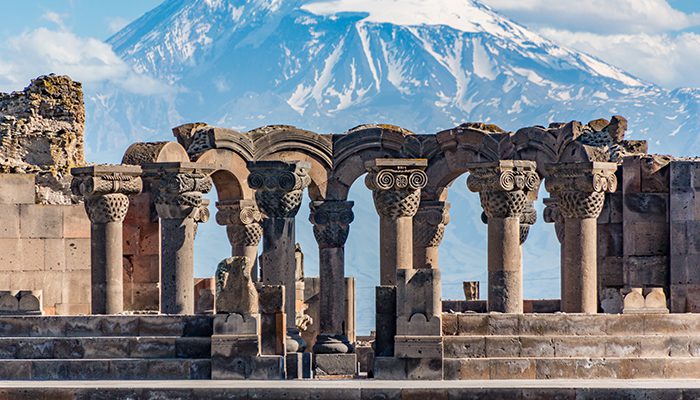estatuas en ruinas con WAYAO