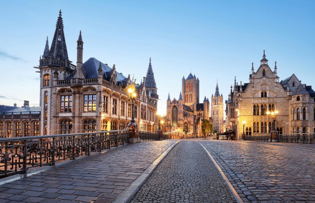 Ciudad belgica cruzando un puente con WAYAO