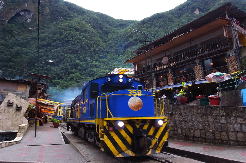 tren pasando por la ciudad con WAYAO