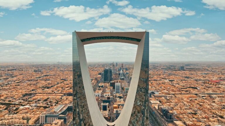 Viaje a Arabia Saudí Esencial: Desierto, Historia y Misticismo