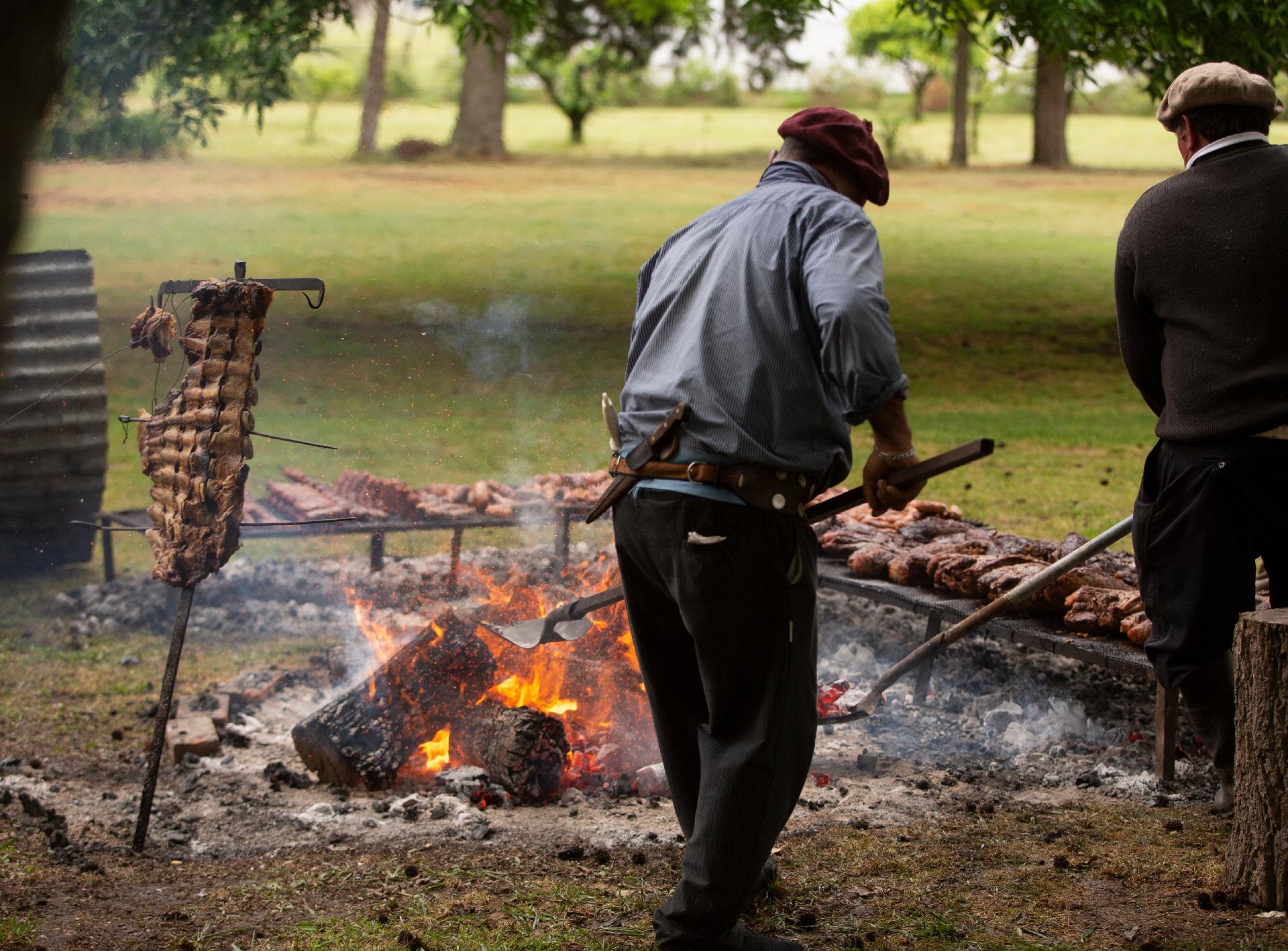 cocinando carne al fuego con WAYAO