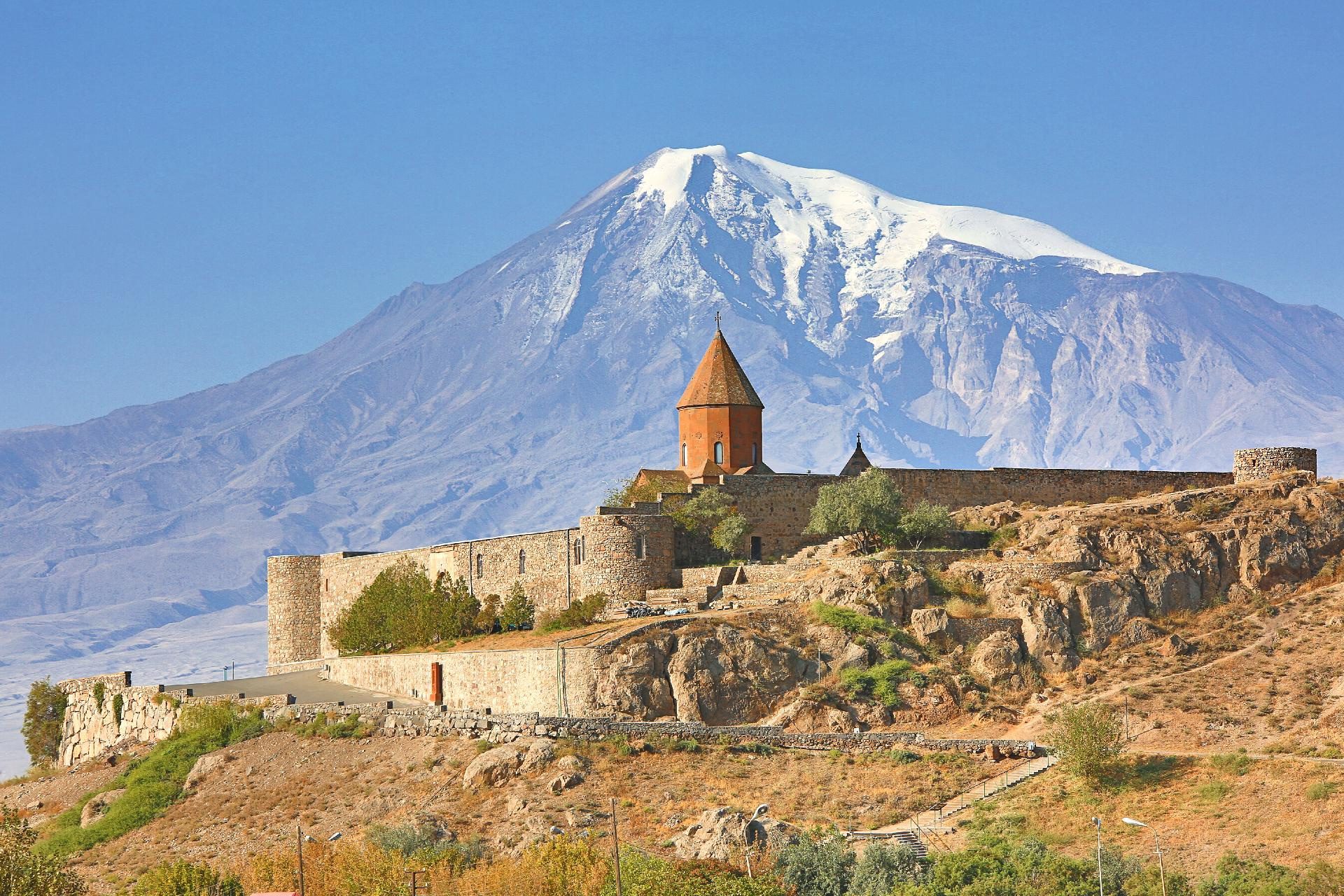 castillo de armenia en la montaña con WAYAO