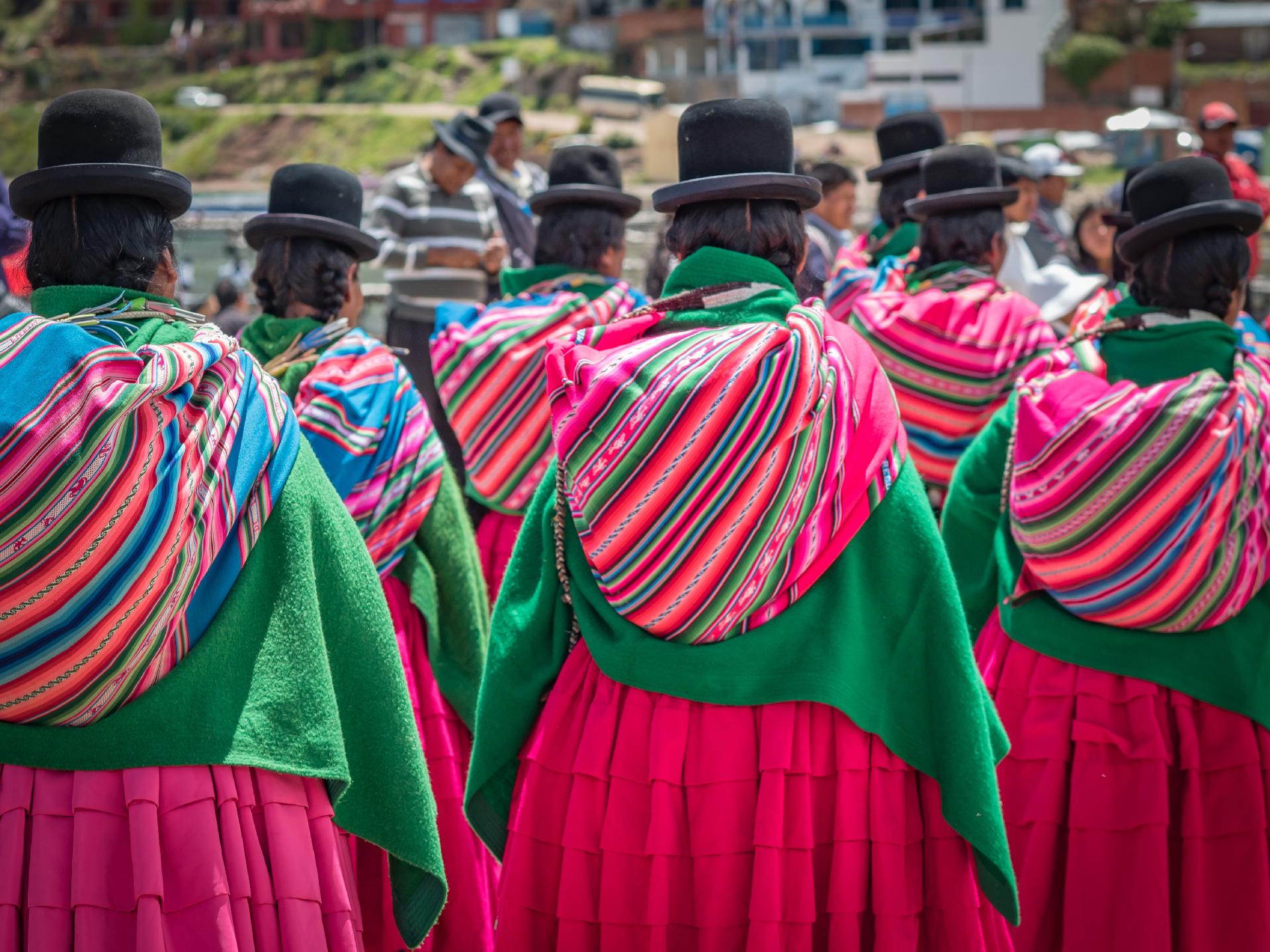 bolivianos con faldas plisadas rosas con WAYAO