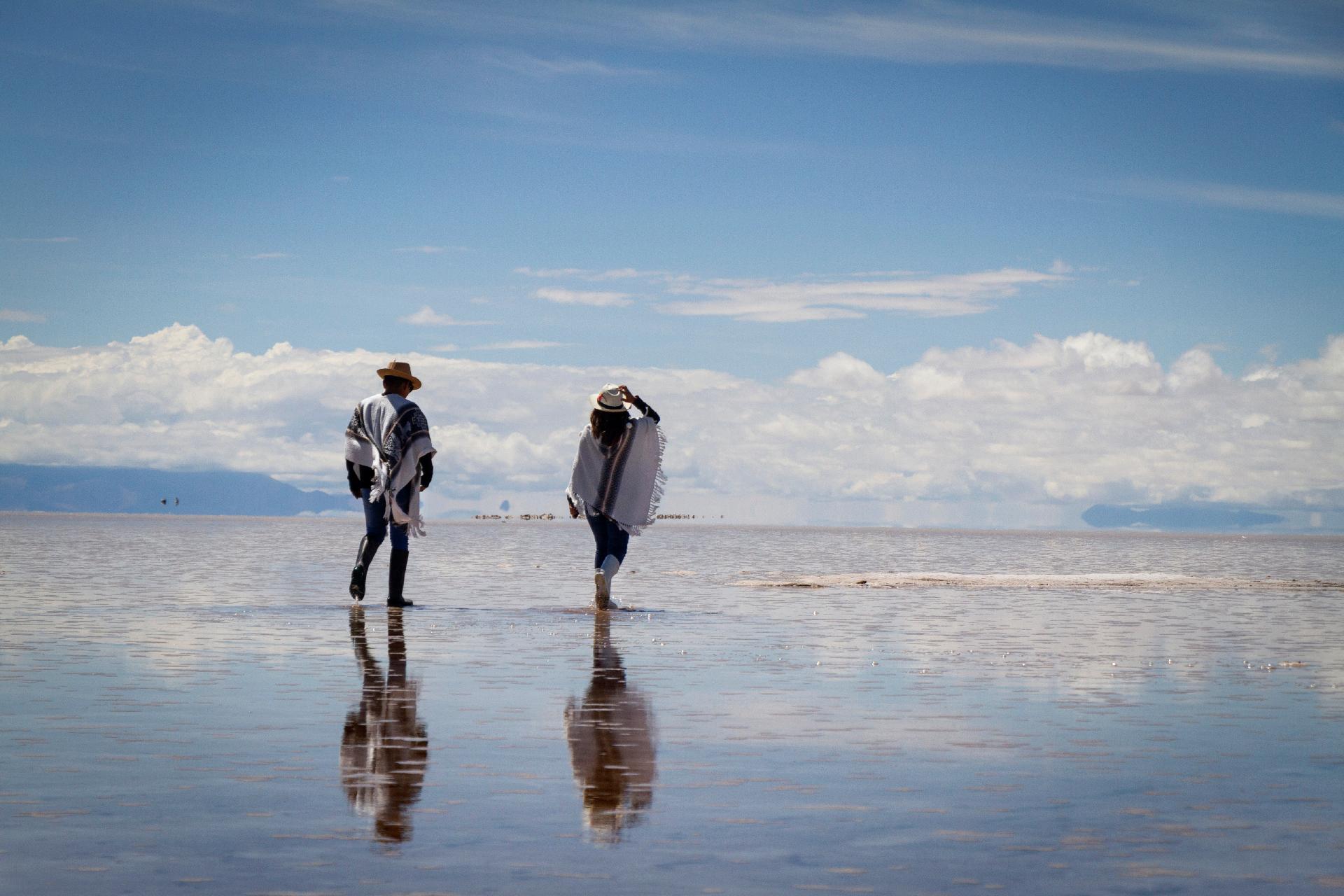 pareja Joven caminando por e salar con WAYAO