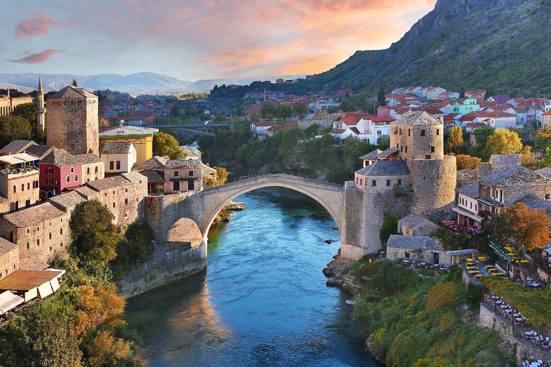 puente historico de piedra en bosnia con WAYAO
