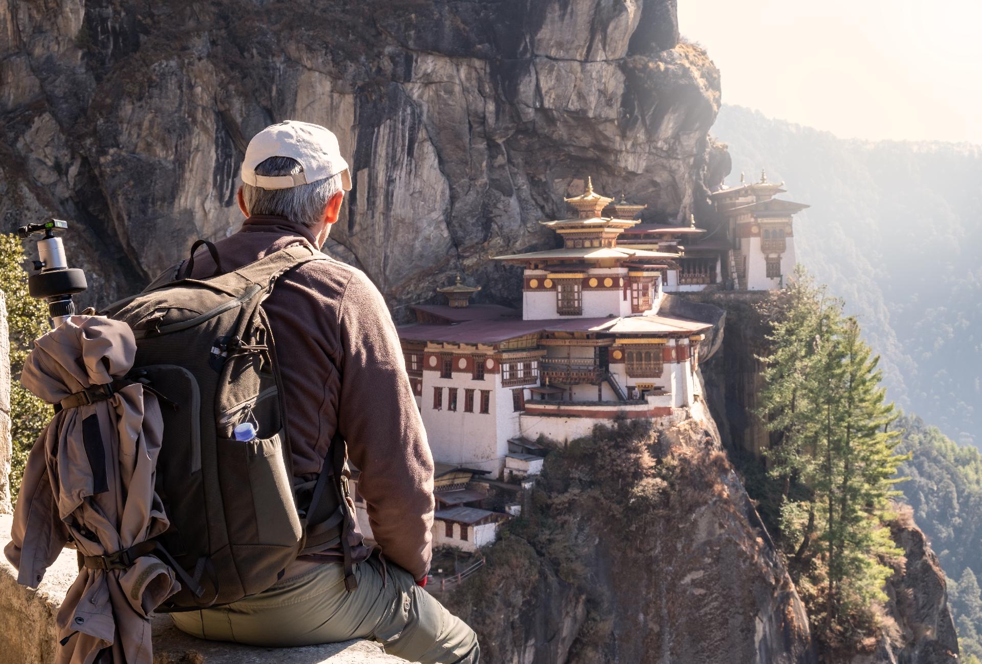 turista sentado de espaldas mirando templo con WAYAO