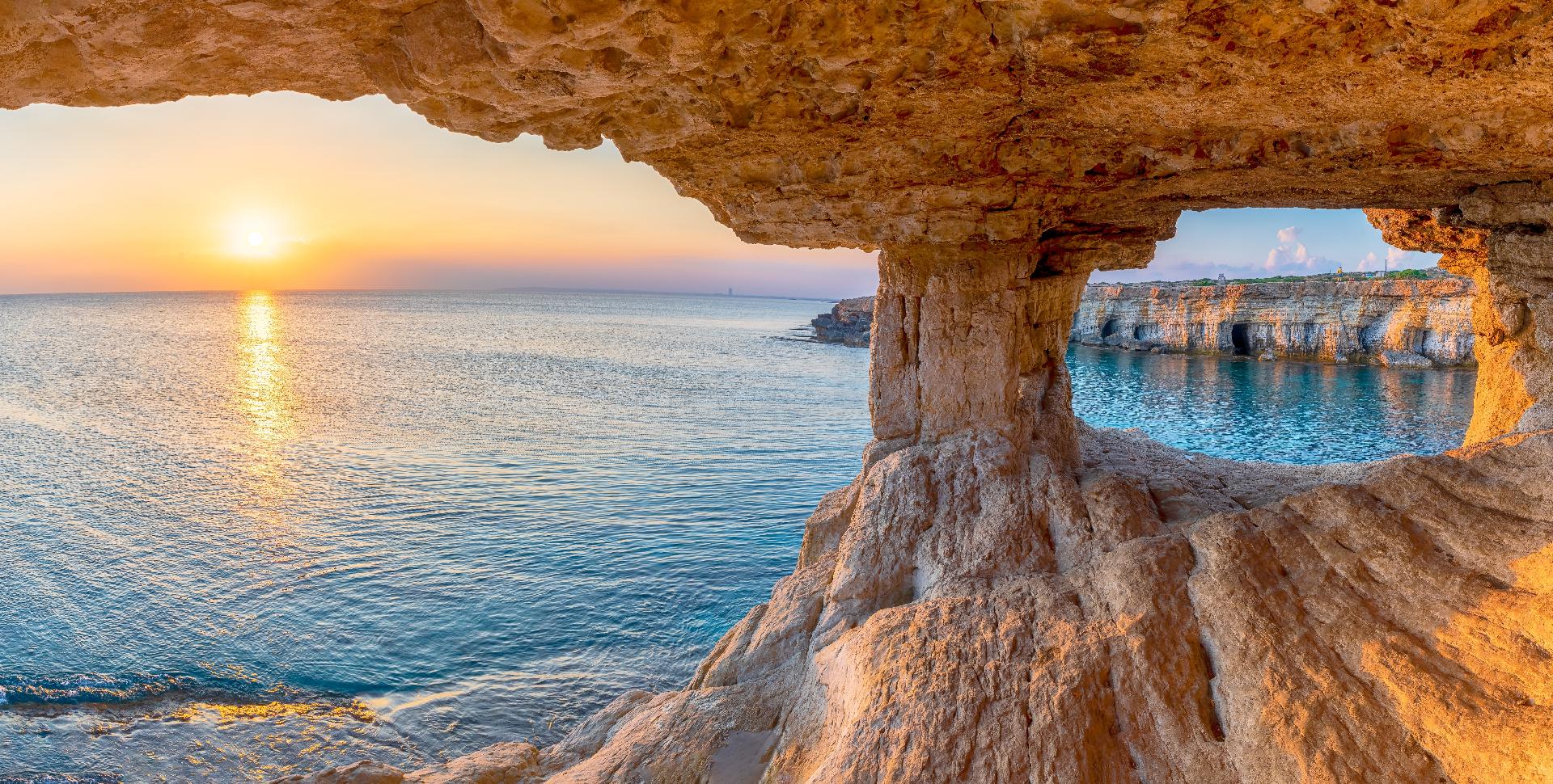 cueva en el mar atardecer con WAYAO