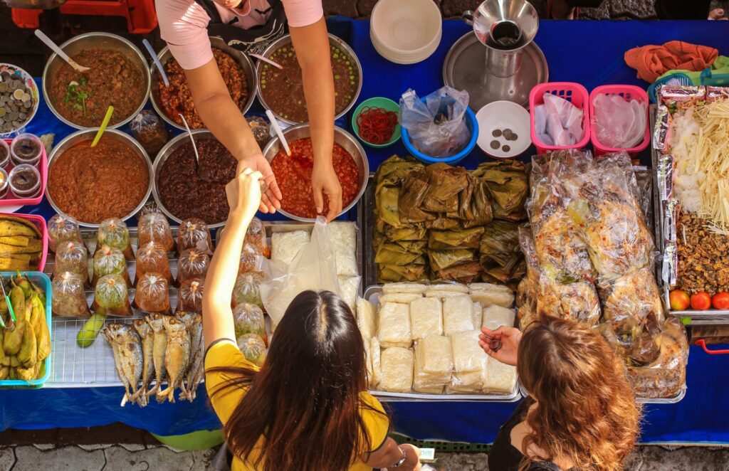 comida callejera en un mercado con WAYAO