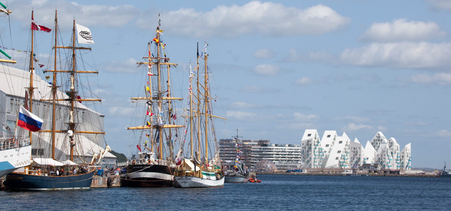 puerto de dinamarca con un barco en el agua con WAYAO