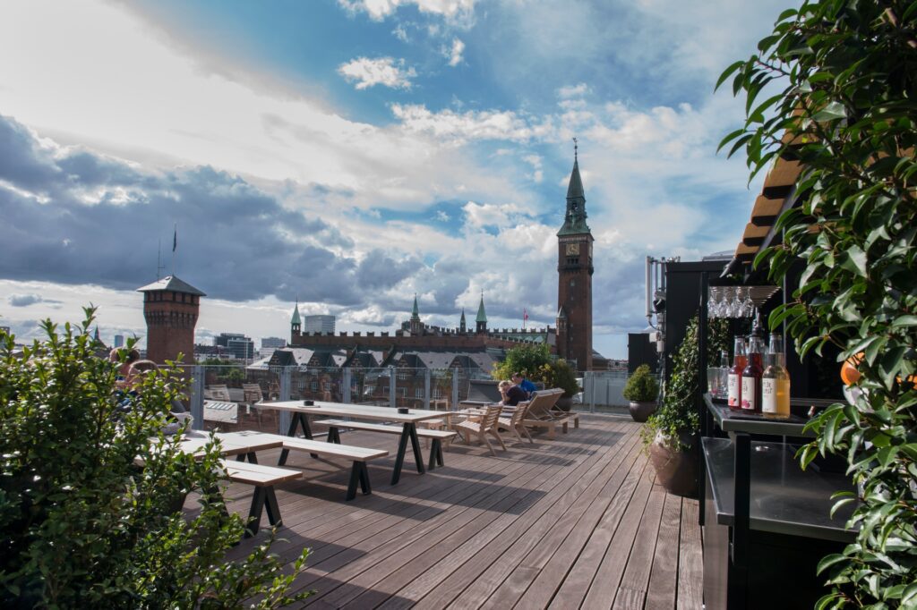 en la terraza de un bar con vistas a dinamarca con WAYAO