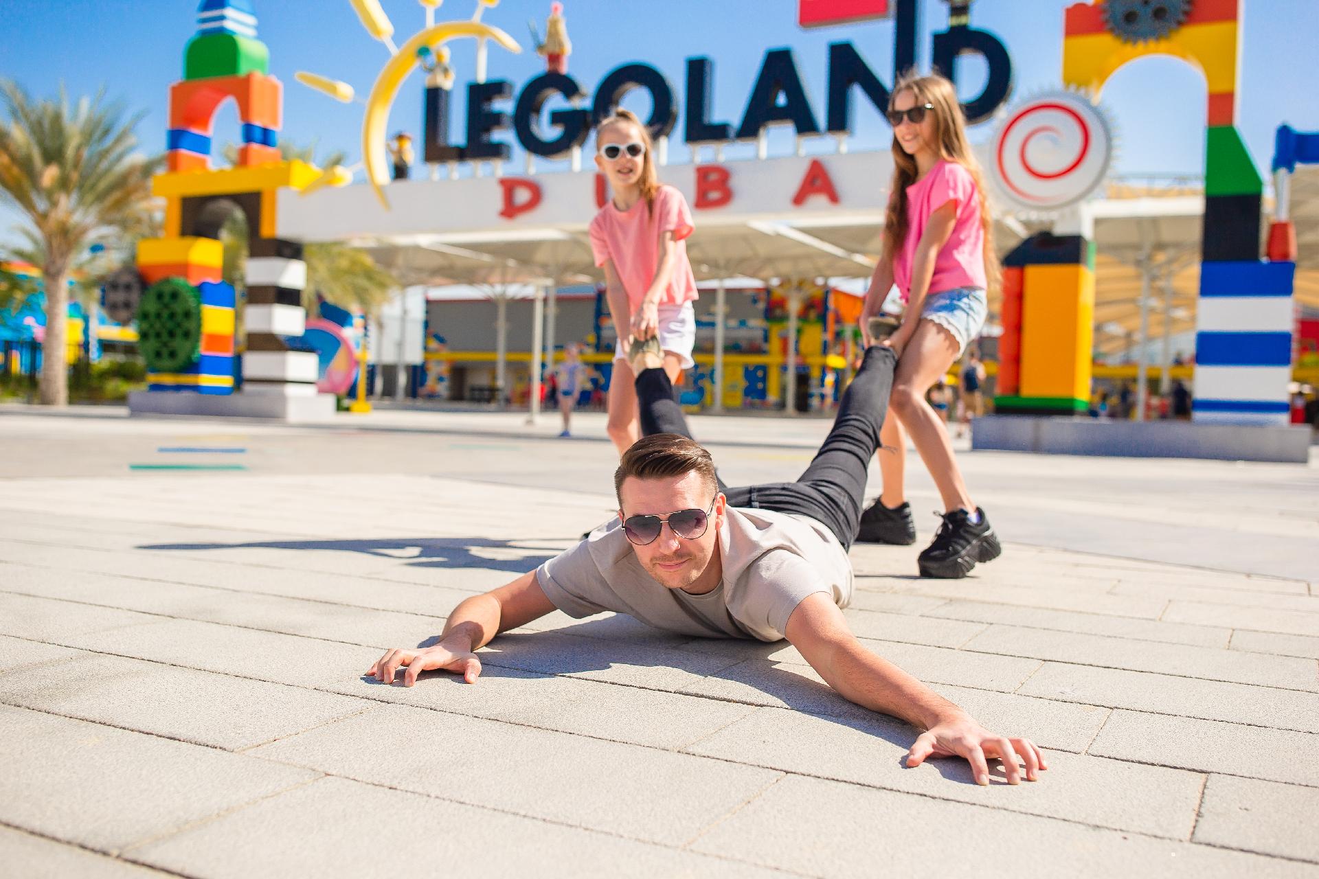 familia feliz en el parque legoland con WAYAO
