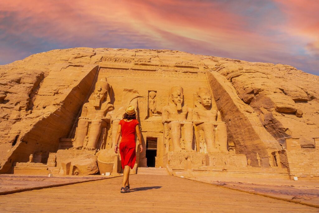 chica joven con un vestido rojo en egipto con WAYAO