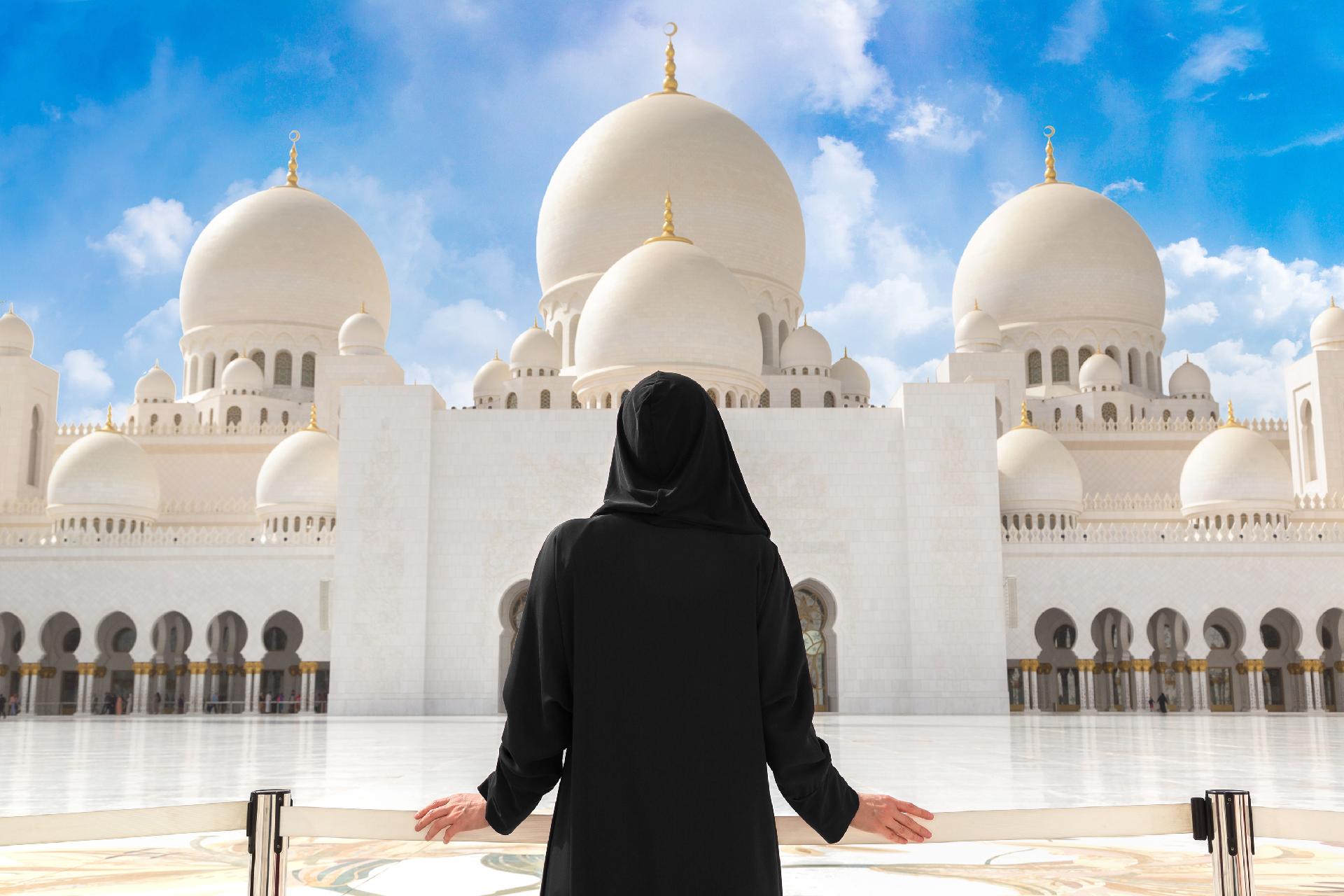 mujer con ropa negra mirando la mezquita con WAYAO