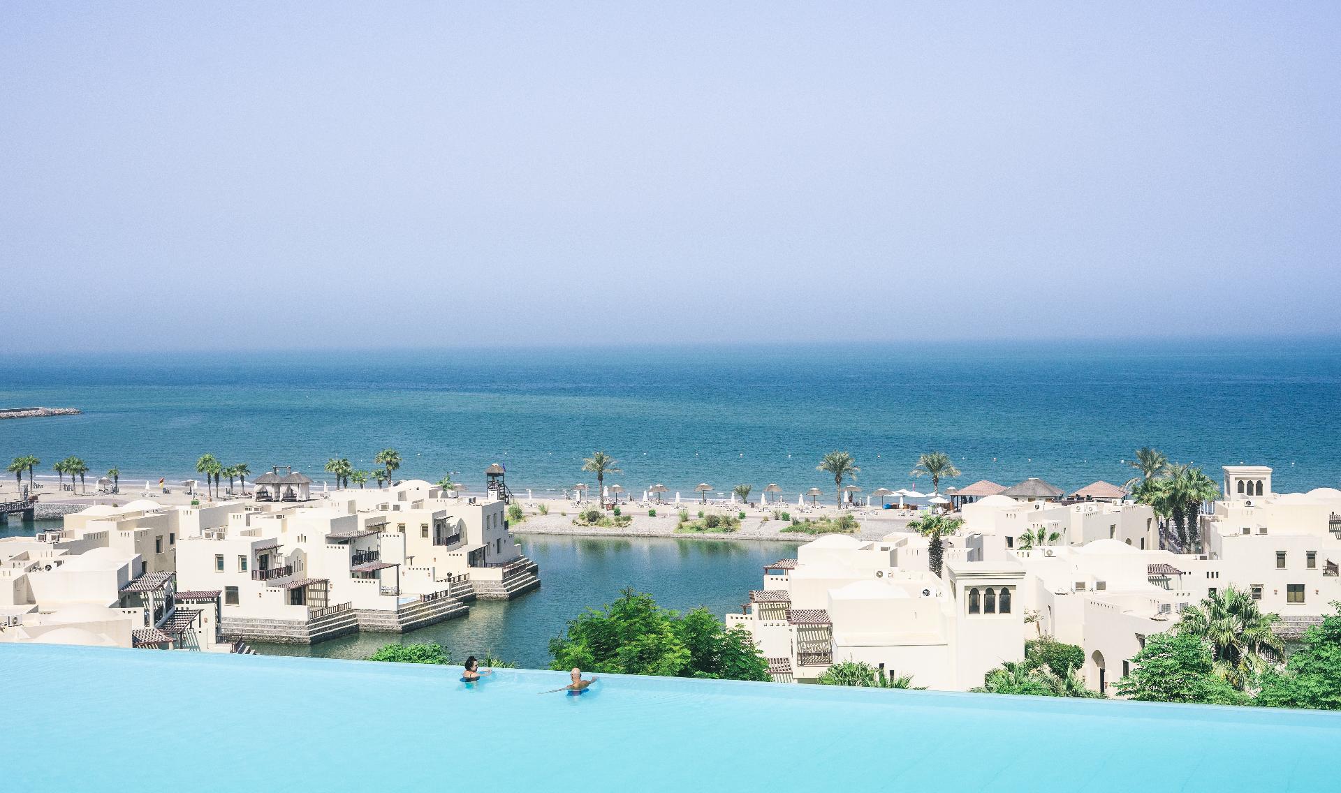 Piscina infinita con vistas al mar con WAYAO
