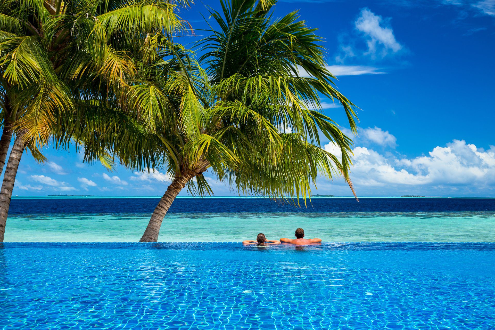 relajandose una pareja en piscina infinita en una isla con WAYAO