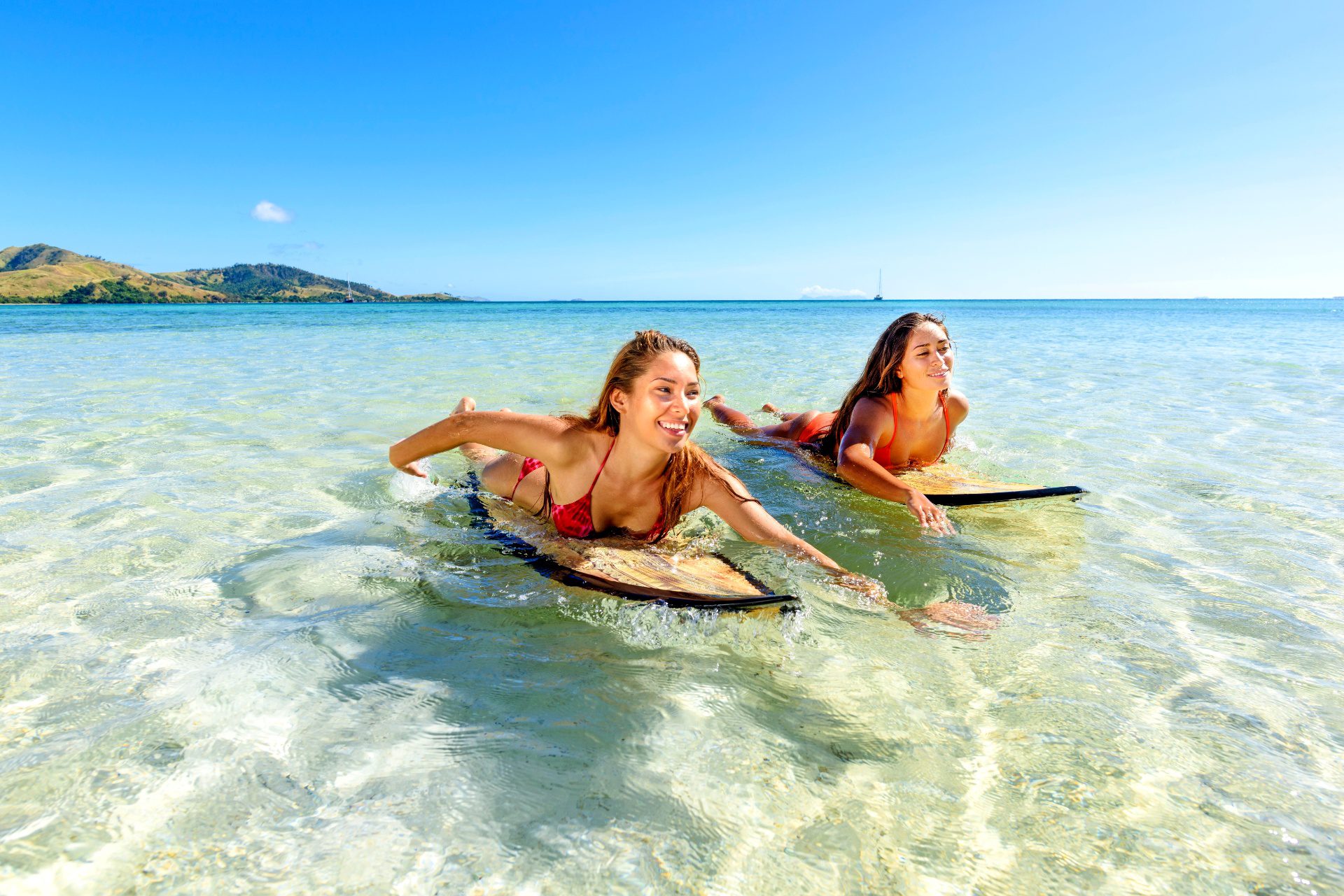 jovenes en tabla de surf en isla fiji con WAYAO