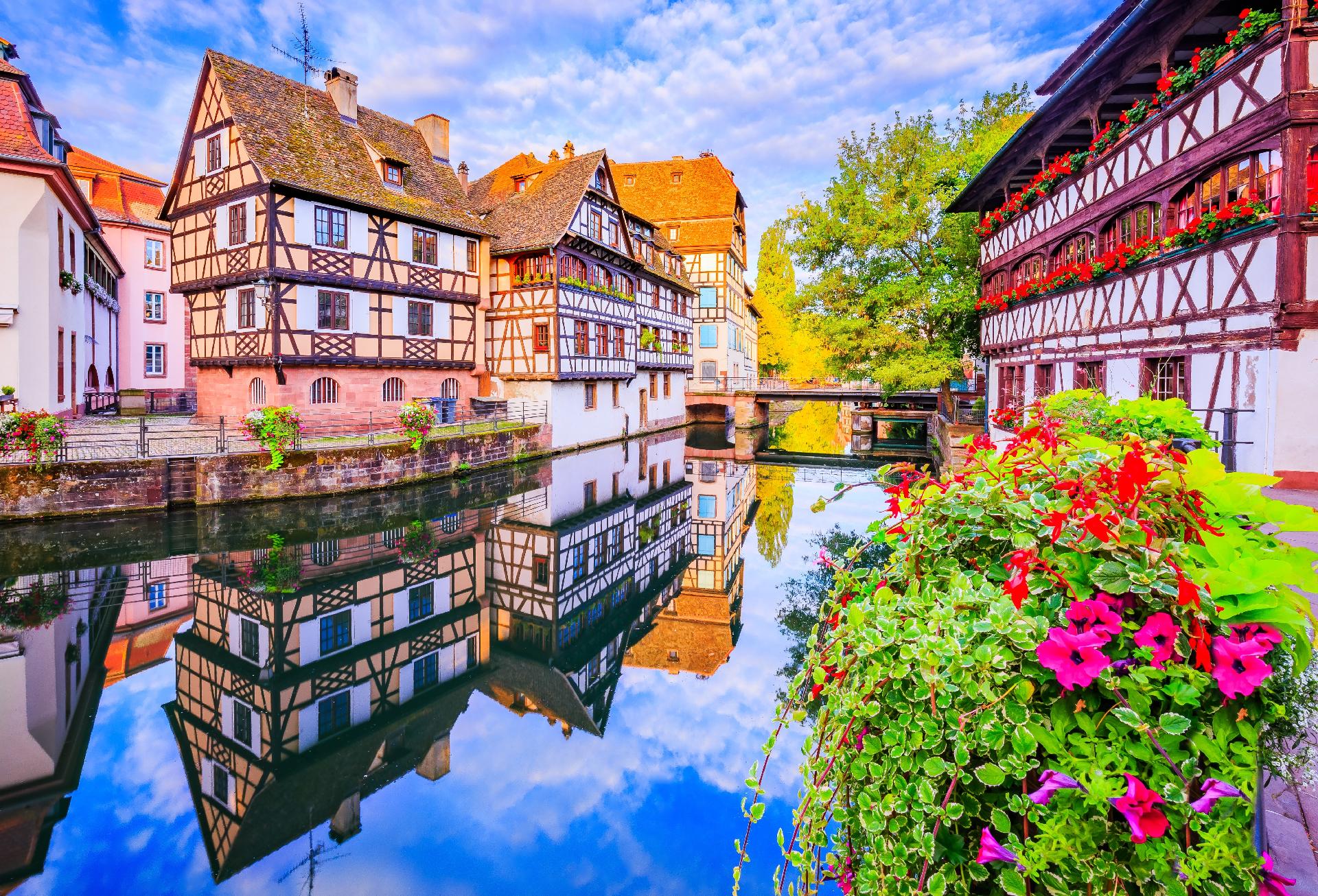 casa de francia tradicional con puente de madera con flores con WAYAO