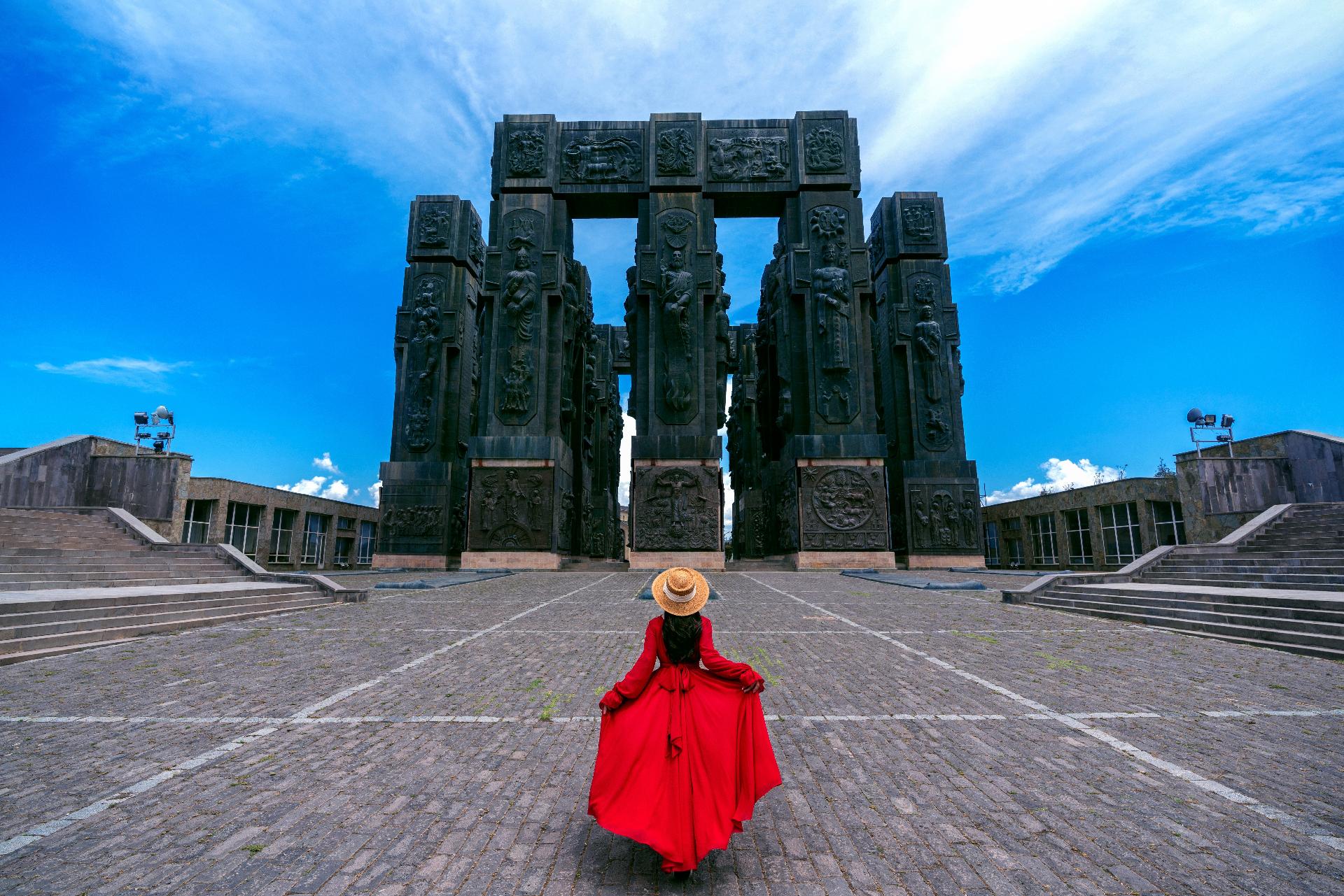 chica turista mirando estatuas con WAYAO