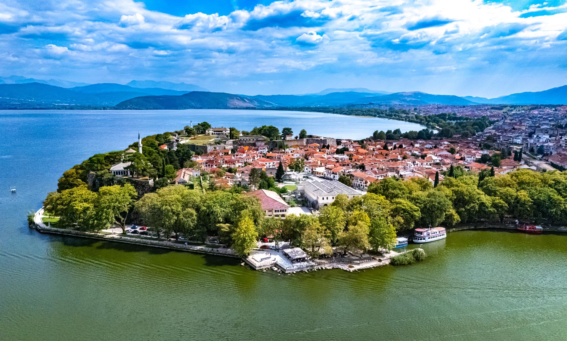 vista a una ciudad de grecia con WAYAO