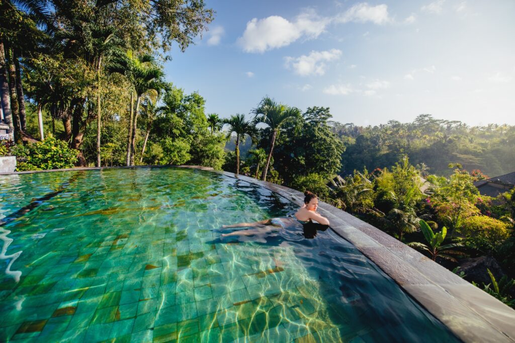 piscina de lujo en bali con WAYAO