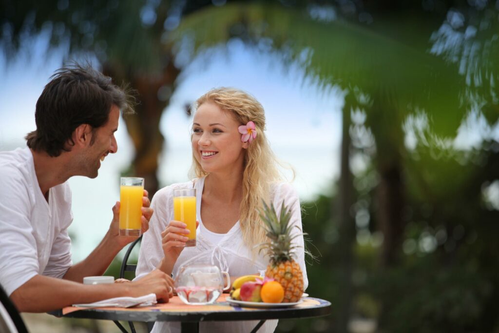Pareja desayumamdo en las islas mauricio con WAYAO