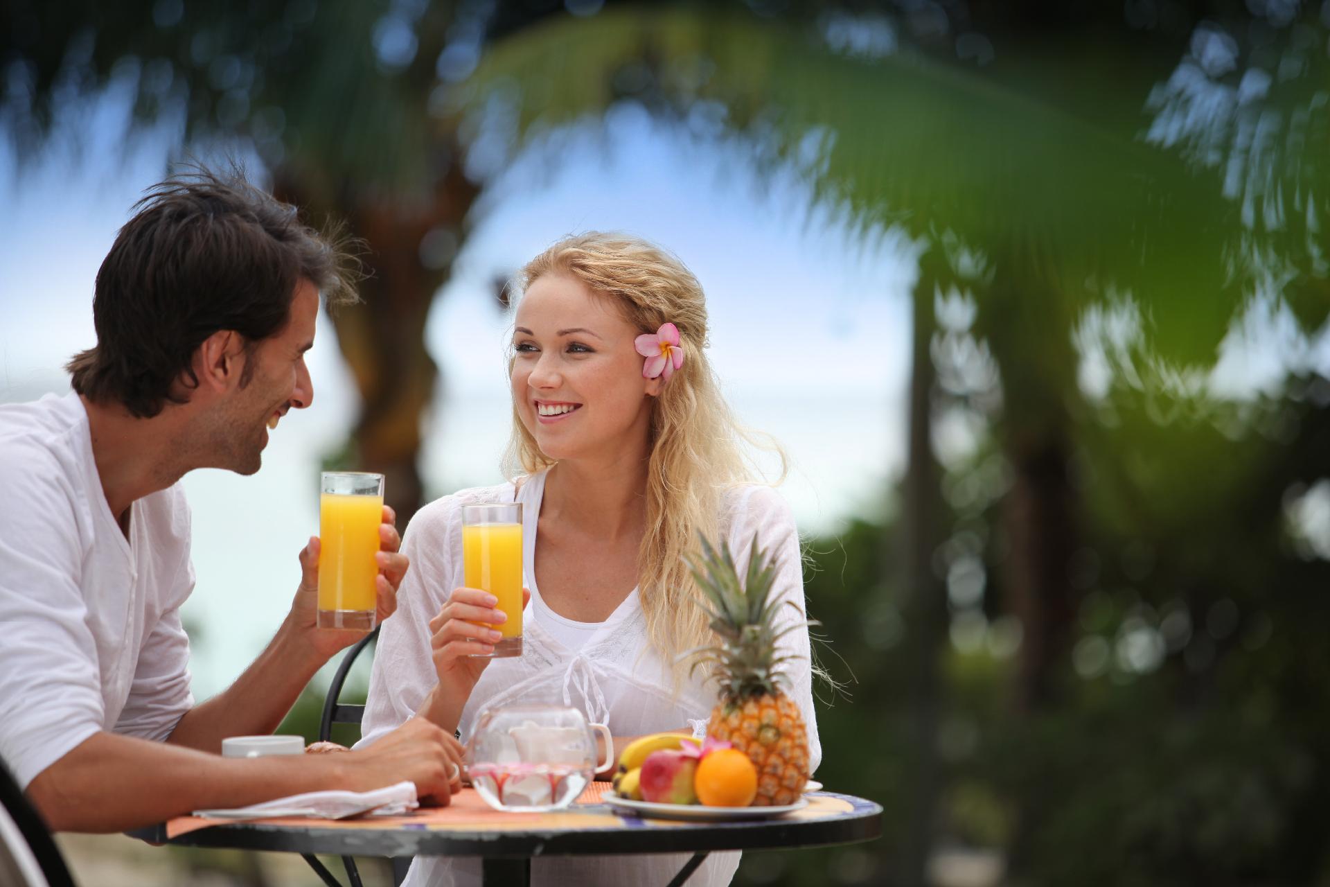 Pareja desayumamdo en las islas mauricio con WAYAO