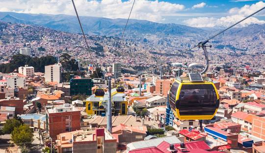 telefericos por arriba de una ciudad con WAYAO