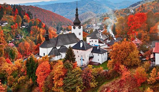 ciudad de eslovaquia en otoño con WAYAO