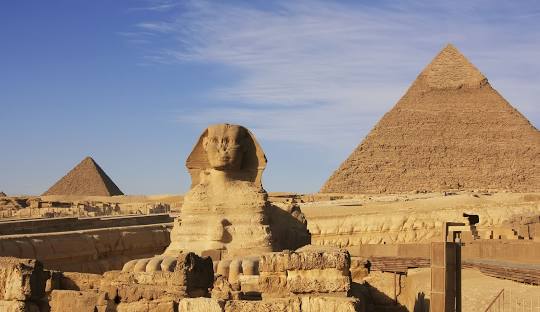 piramide en egipto con WAYAO