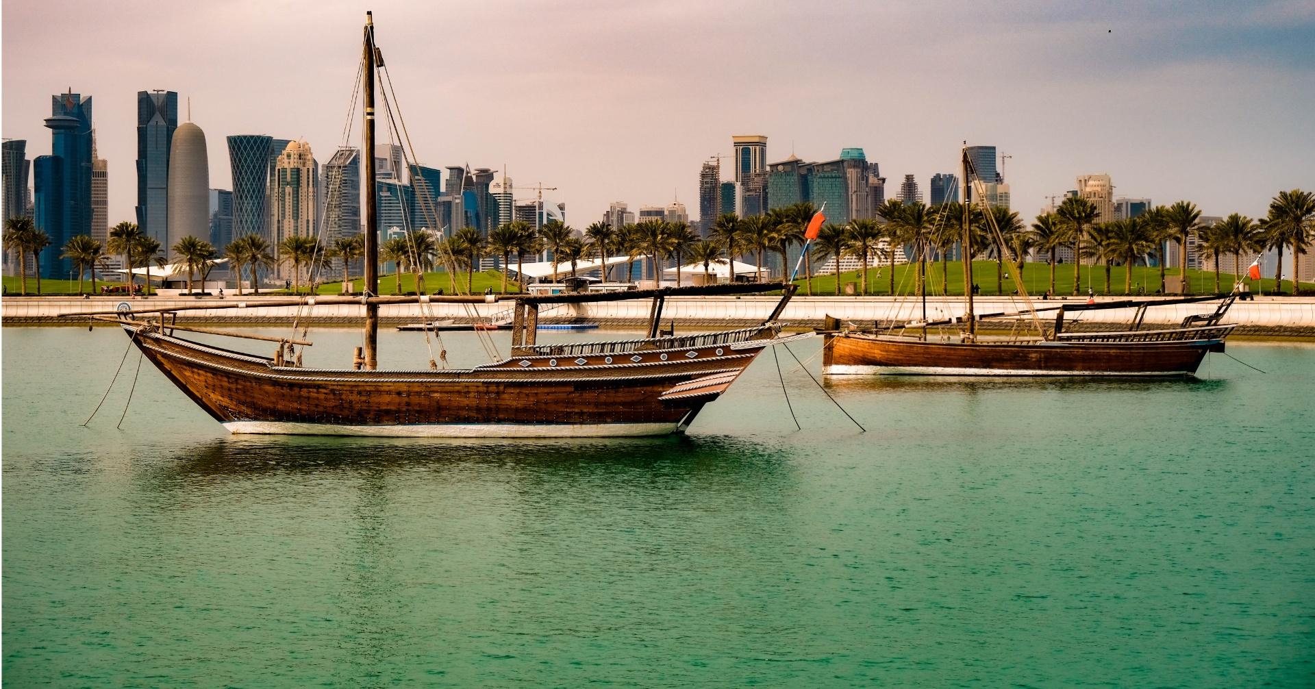 barco en aguas de doha con WAYAO