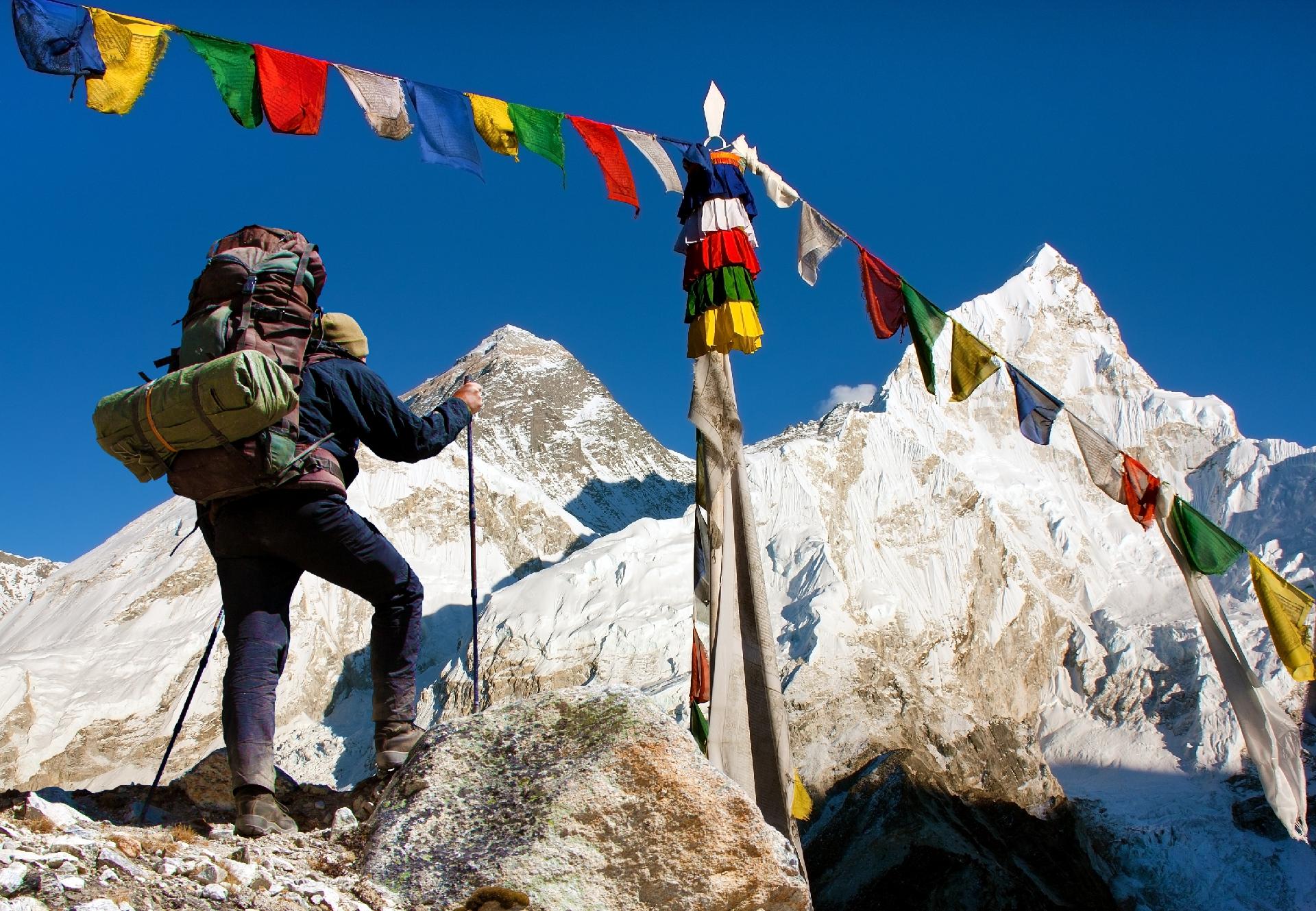 turista subiendo al everest con WAYAO
