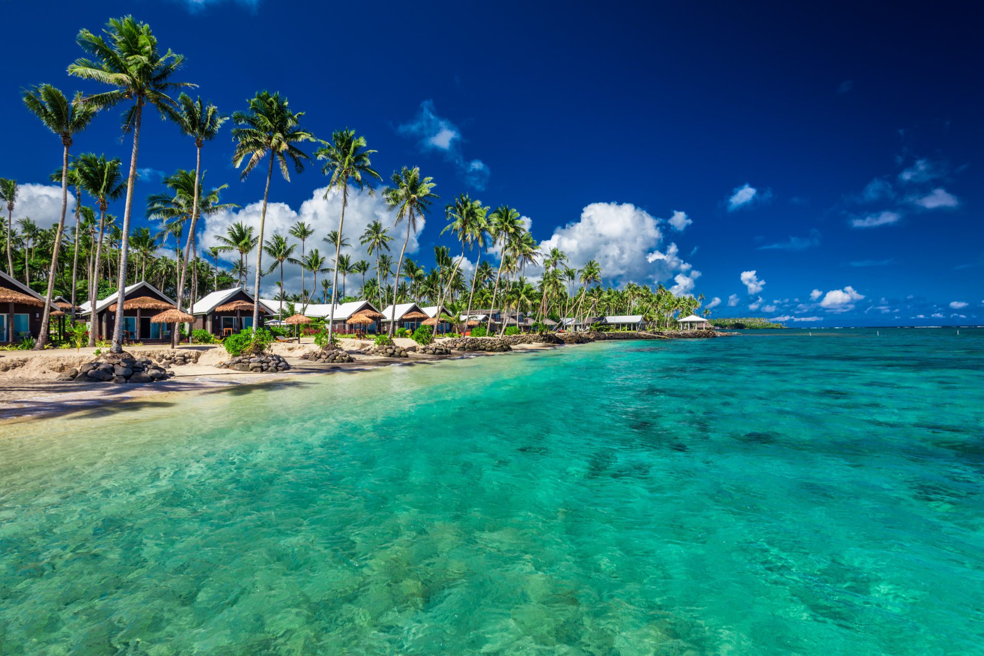 playa tropical con villas y cocoteras con WAYAO