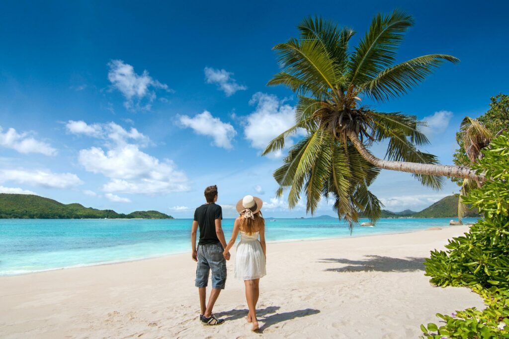 joven pareja en la playa con WAYAO