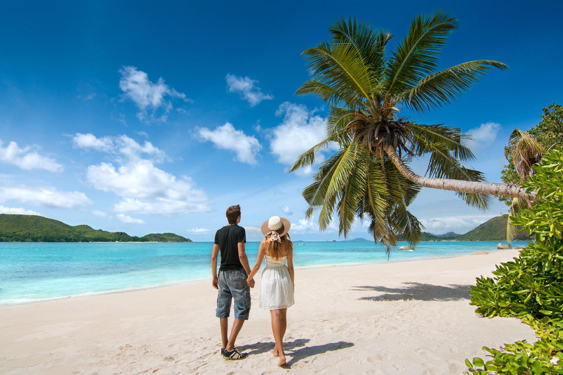 joven pareja en la playa con WAYAO