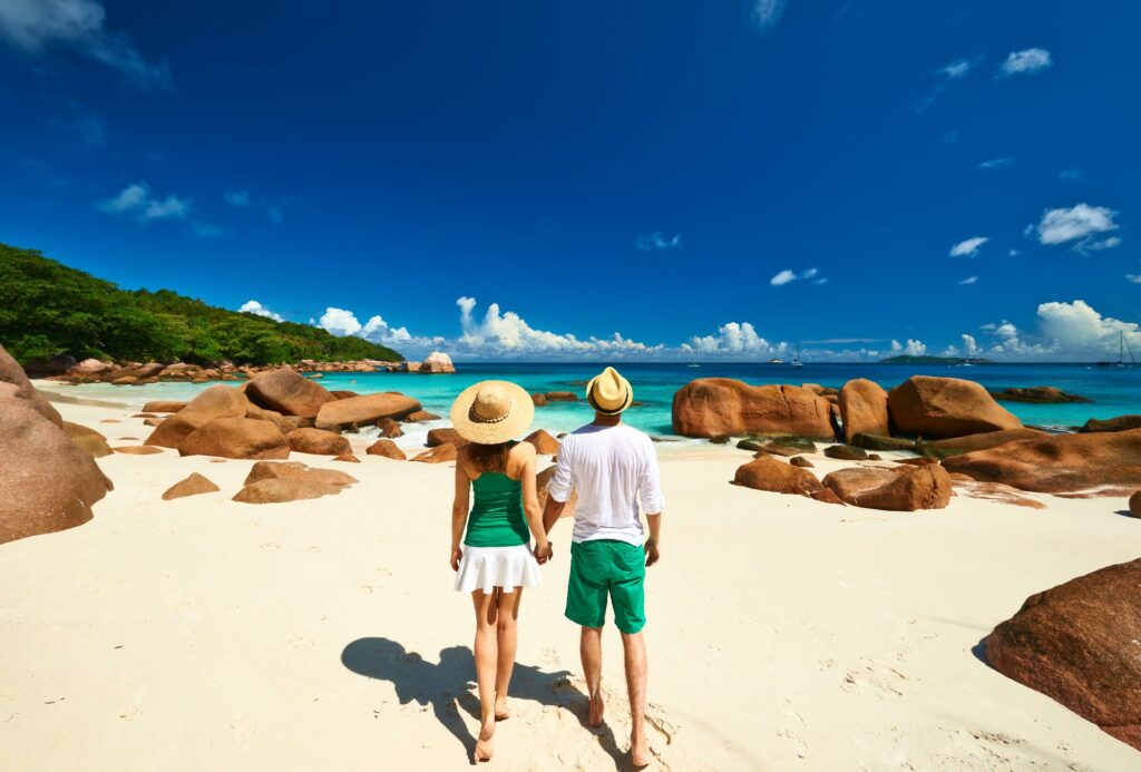 playa tropical pareja verde con WAYAO