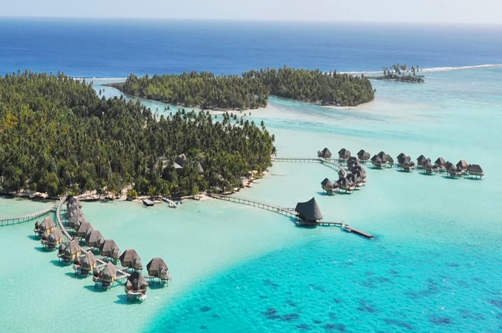 casitas en el agua de una isla con WAYAO